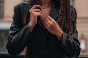 Gioielli e moda autunnale 2025: come abbinare oro e argento ai tuoi outfit