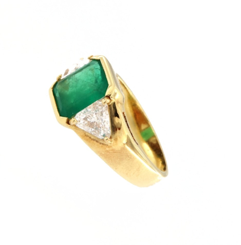 Anello Smeraldo da 2,1 CT e Diamanti da 1,4 CT (COL G/SI2) (Articolo non in Saldo)
