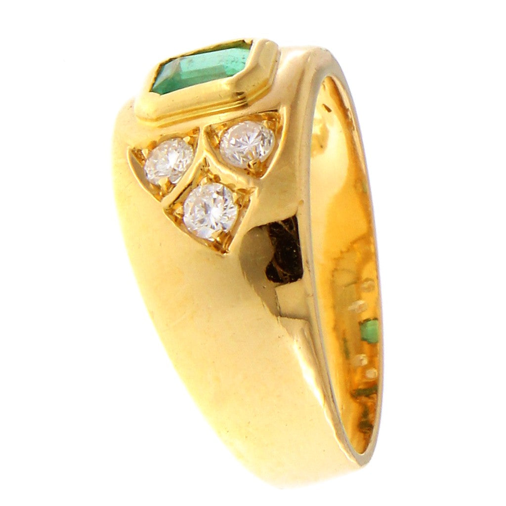 Anello con Smeraldo da 0.37 CT e Diamanti da 0.05 CT